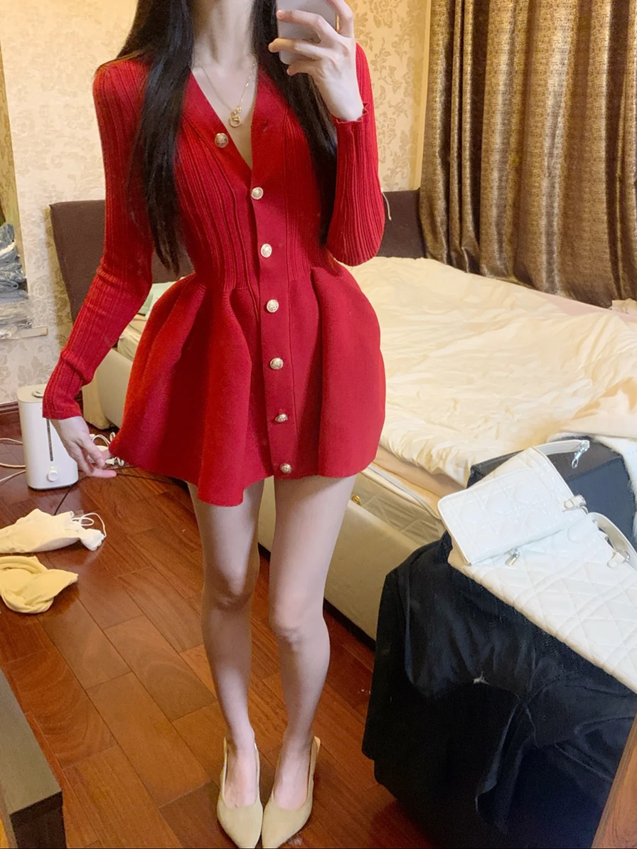Xiaoxiangfeng red V-neck knitted dress for women in autumn and winter, with a waist cinched and fluffy A-line skirt, exuding a sense of luxury and exquisite temperament. Short skirt