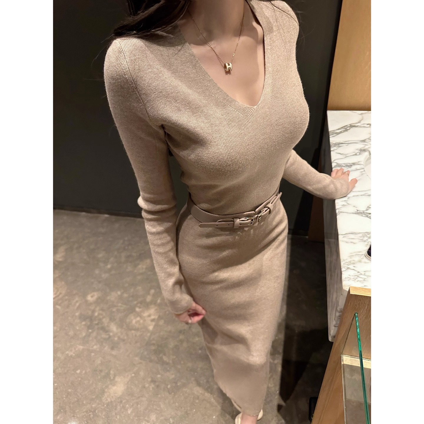French V-neck knitted dress for women in autumn and winter, with a waist cinching and slimming effect, pure desire for high-end temperament, and a base hugging buttocks long skirt