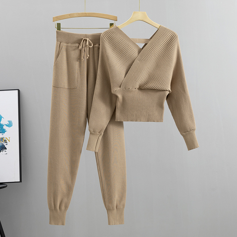 Early autumn Korean Hong Kong style sexy slim fit and slimming temperament fashionable suit for women's autumn 2026 new knitted two-piece set