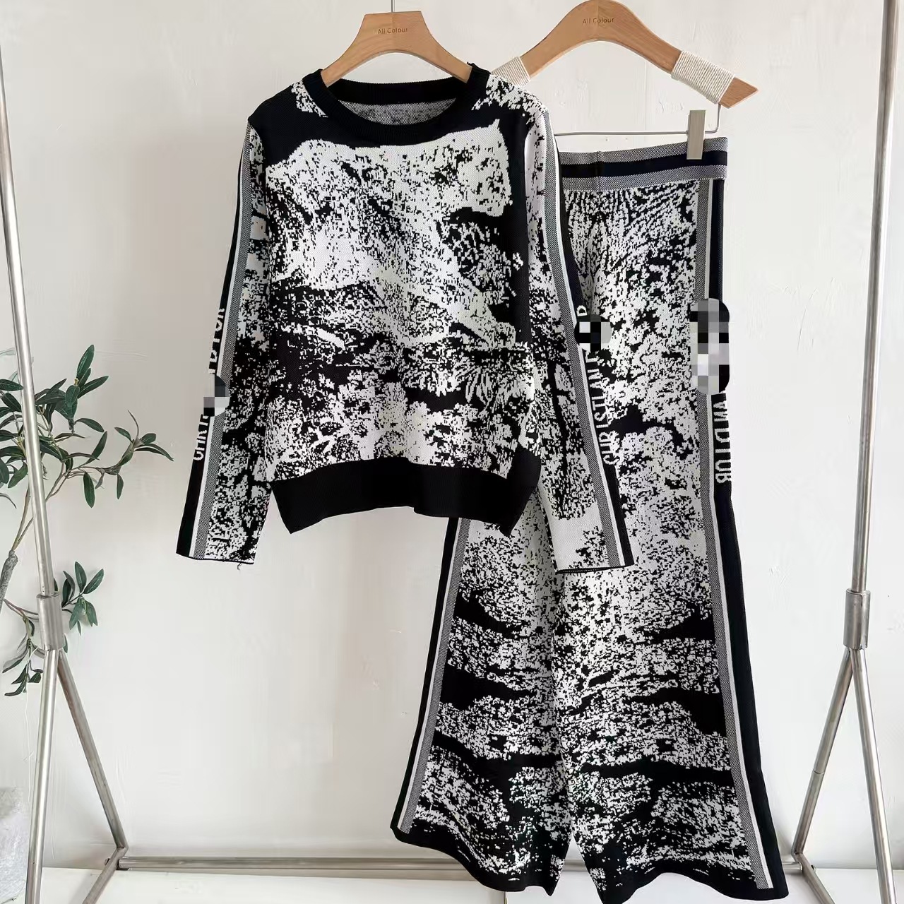 European Station Fashion Set Women's Autumn and Winter Jacquard Wide Leg Pants Look Thin European Two Piece Set Trendy Tiger Knitted Sweater European Station Fashion Set Women's Autumn and Winter Jacquard Wide Leg Pants Look Thin European Two Piece Set Trendy Tiger Knitted Sweater