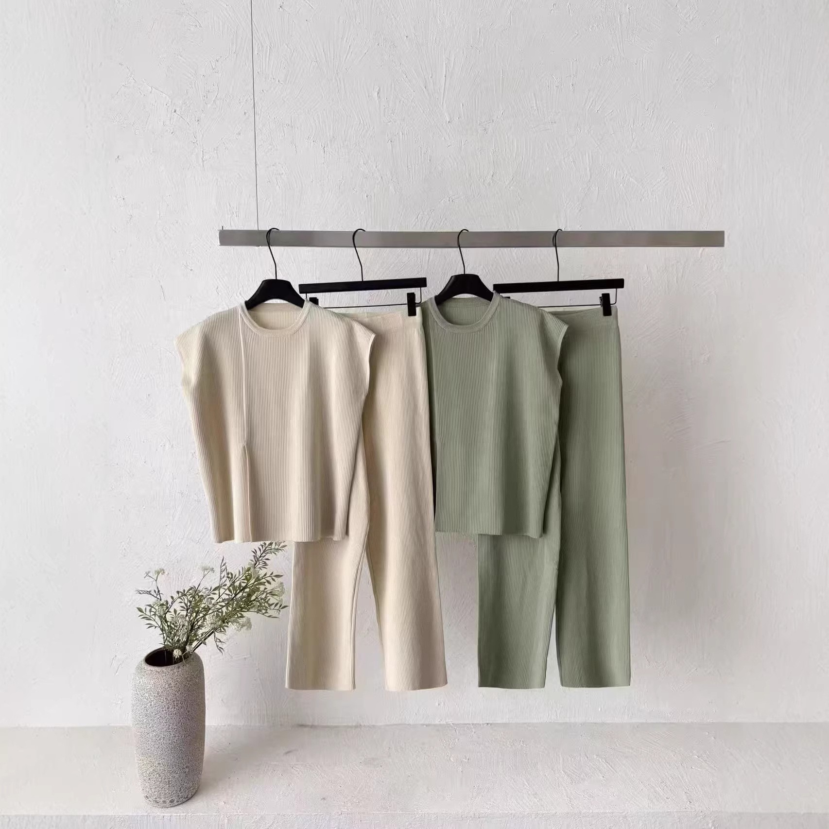Cross border 2026 minimalist style pit stripe knitted suit for women's summer sleeveless round neck top and wide leg pants two-piece set Cross border 2026 minimalist style pit stripe knitted suit for women's summer sleeveless round neck top and wide leg pants two-piece set