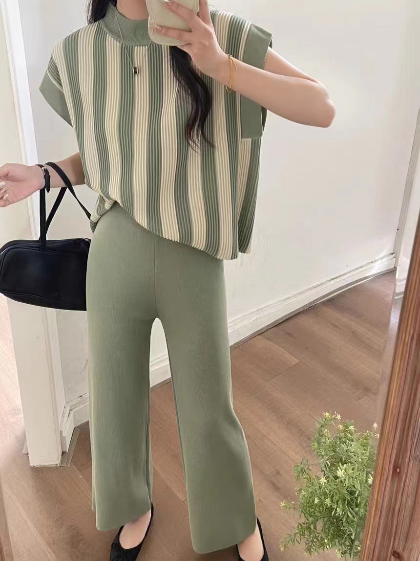 2026 Xiaoxiangfeng temperament socialite knitted fashion suit women's mid neck striped top casual wide leg pants two-piece set 2026 Xiaoxiangfeng temperament socialite knitted fashion suit women's mid neck striped top casual wide leg pants two-piece set