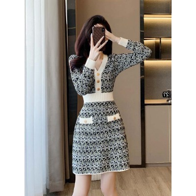 Korean autumn and winter small fragrance style V-neck knitted dress with waist cinched A-line skirt, sweet commuting temperament, slimming bottom skirt Korean autumn and winter small fragrance style V-neck knitted dress with waist cinched A-line skirt, sweet commuting temperament, slimming bottom skirt