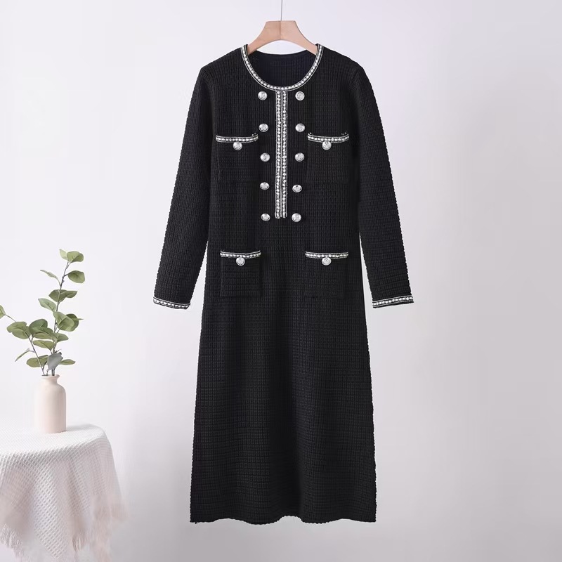 Xiaoxiang style dress for women in the autumn and winter of 2025, with a French high-end feel and a metal buckle that cinches the waist to show a slimming temperament. Knitted wool dress