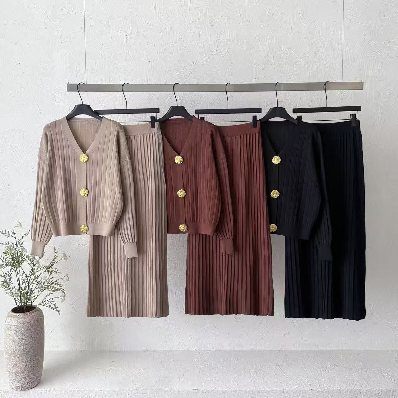 Cross border retro three-dimensional floral buckle vertical knit two-piece set V-neck cardigan with hanging high waist pleated skirt set