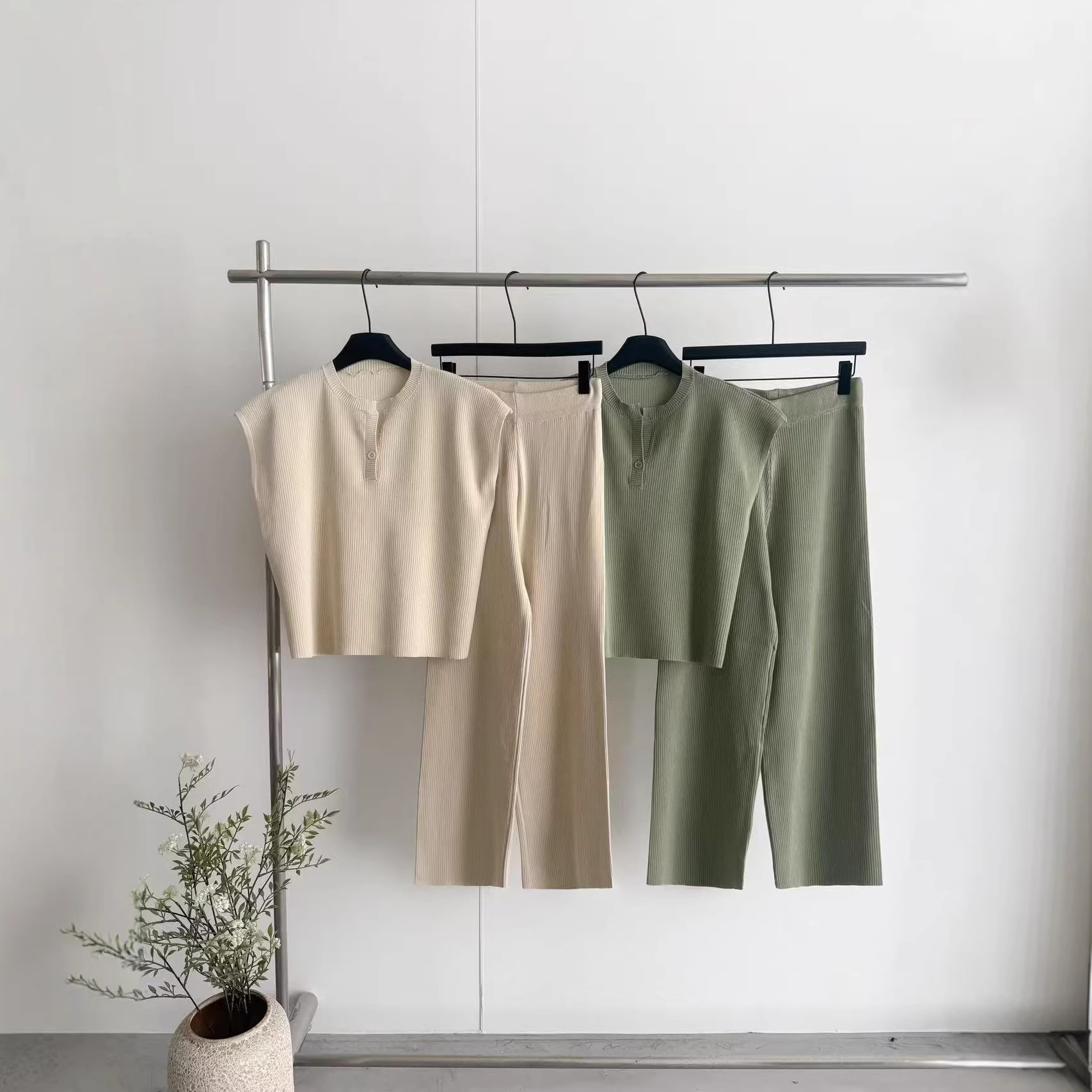 Cross border 2026 new summer loose and slimming design top, women's sleeveless knitted T-shirt, wide leg pants two-piece set Cross border 2026 new summer loose and slimming design top, women's sleeveless knitted T-shirt, wide leg pants two-piece set