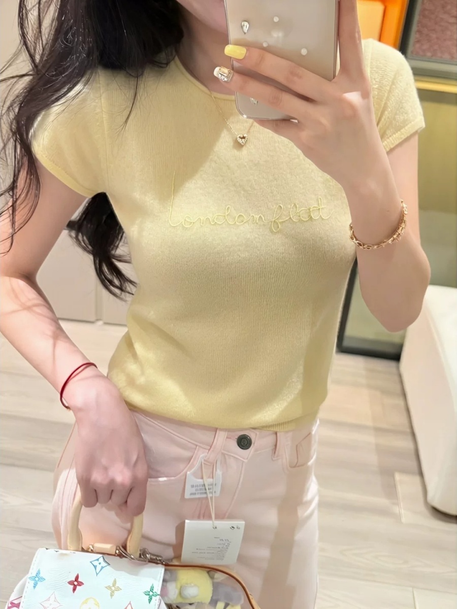 Korean yellow letter shoulder short sleeved T-shirt for women in summer, 2026 super hot, age reducing, huge, beautiful top Korean yellow letter shoulder short sleeved T-shirt for women in summer, 2026 super hot, age reducing, huge, beautiful top