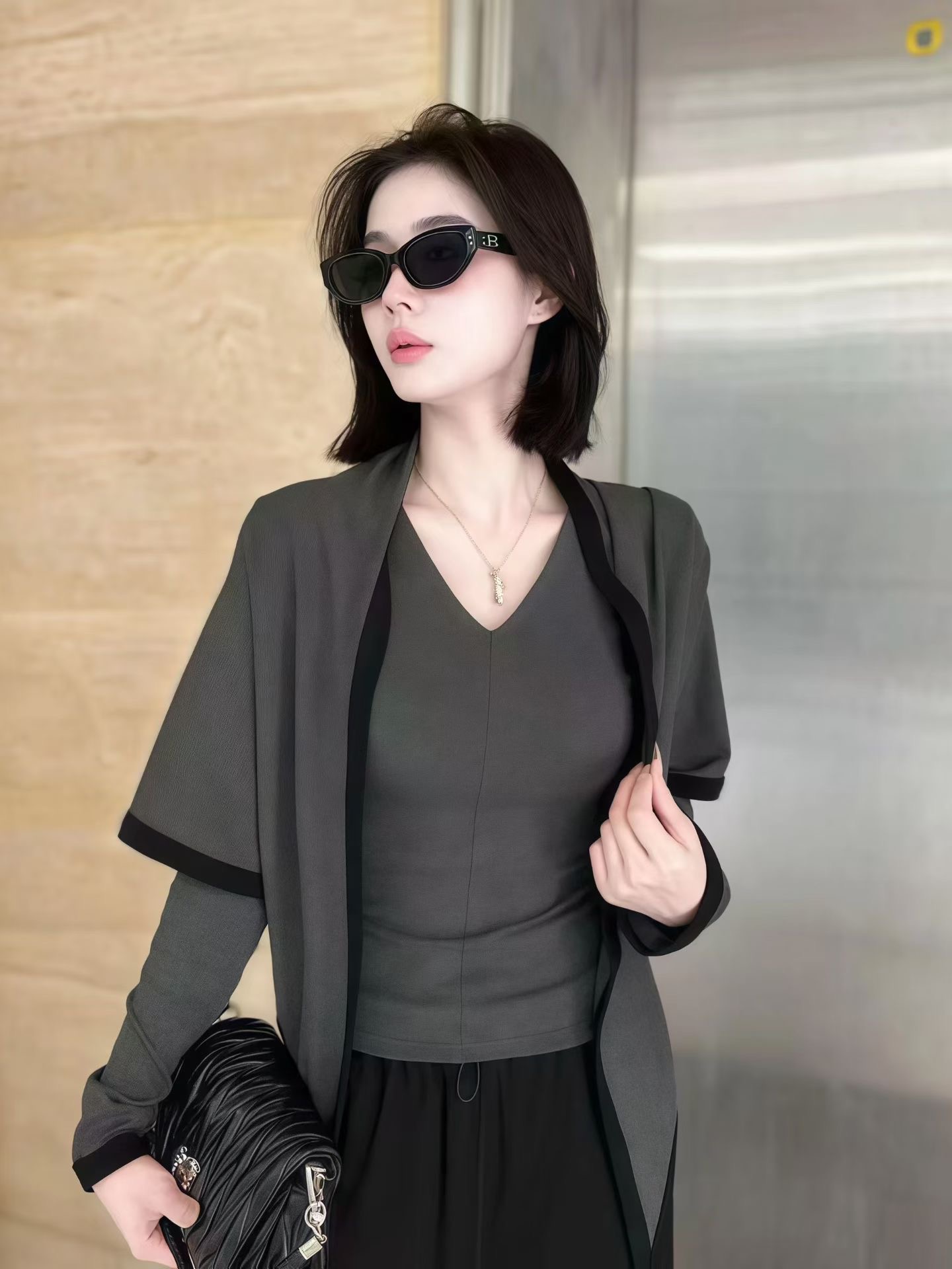 2026 early autumn fashion outfit niche design triangle shawl V-neck long T-shirt women's stylish versatile top 2026 early autumn fashion outfit niche design triangle shawl V-neck long T-shirt women's stylish versatile top