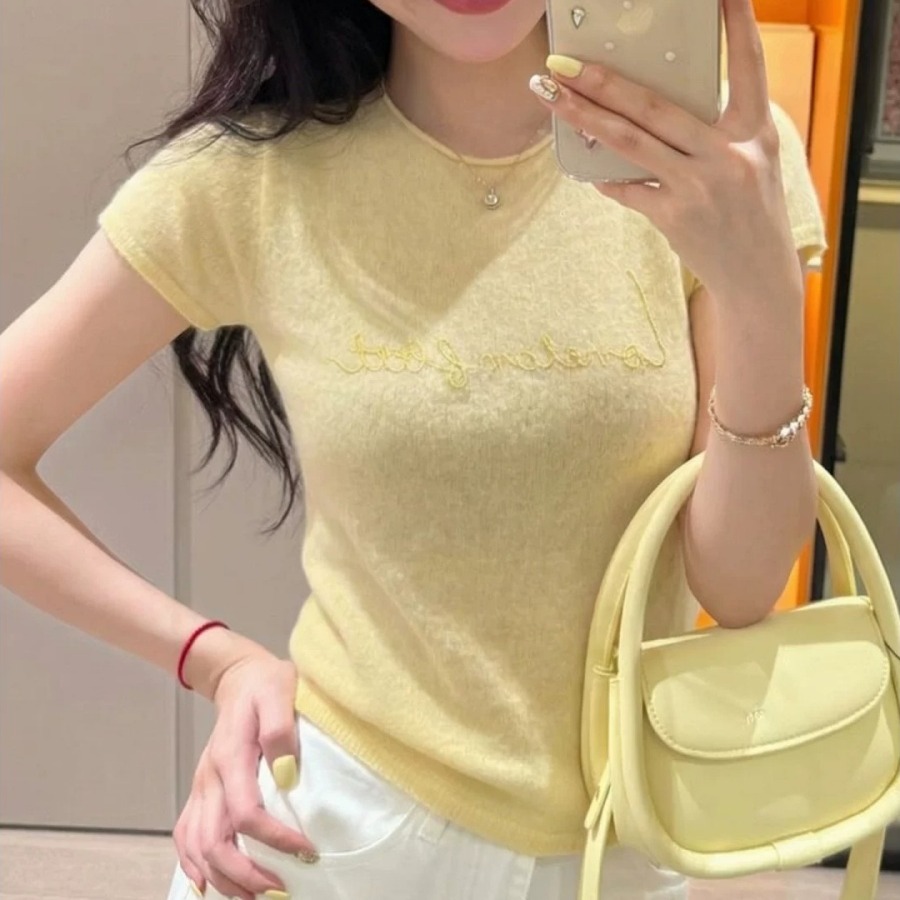 Korean yellow letter shoulder short sleeved T-shirt for women in summer, 2026 super hot, age reducing, huge, beautiful top