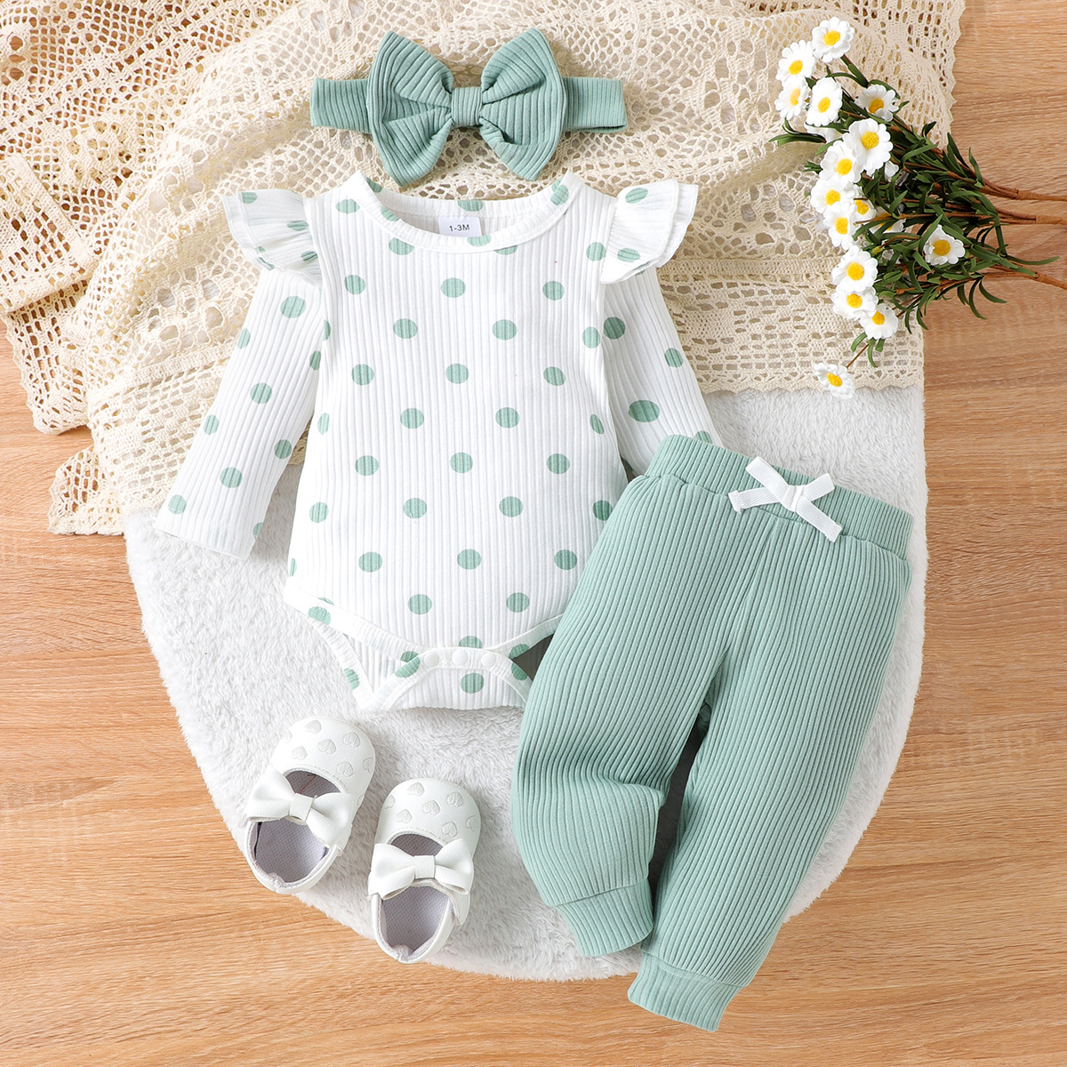Baby girl with fresh and cute polka dot white green polka dot ruffle edge jumpsuit, light green pit stripe pants, spring and autumn