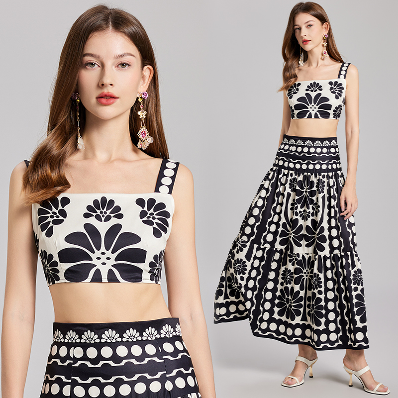 Realistic shooting of classic European and American style black and white camisole vest+high waisted skirt two-piece set