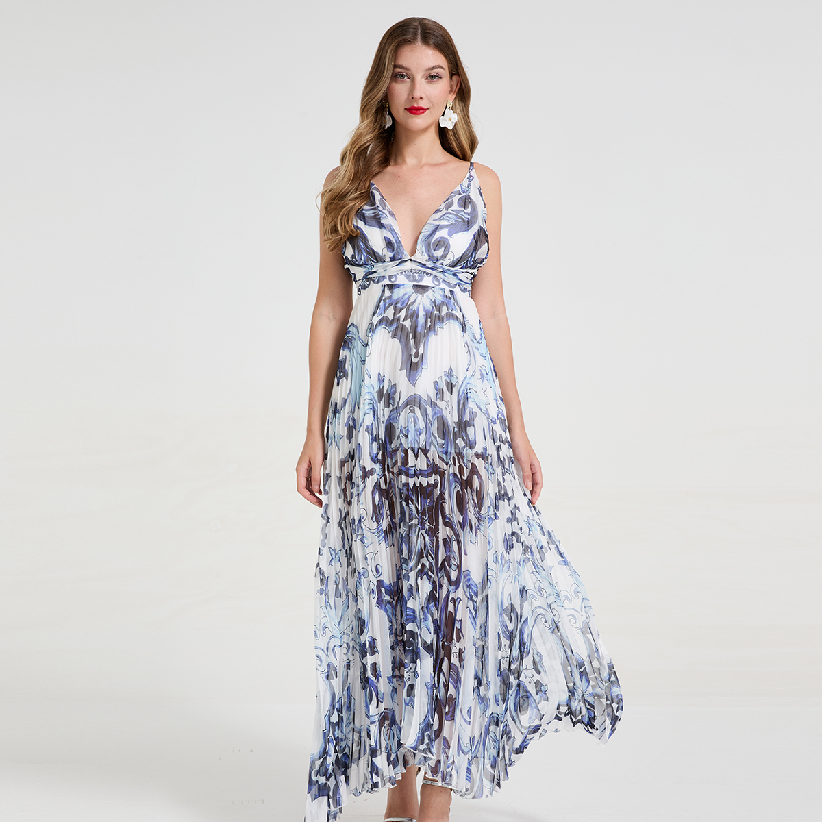 Real shot blue and white porcelain print sexy deep V-strap pleated backless sexy big swing goddess skirt Tencel long skirt Real shot blue and white porcelain print sexy deep V-strap pleated backless sexy big swing goddess skirt Tencel long skirt