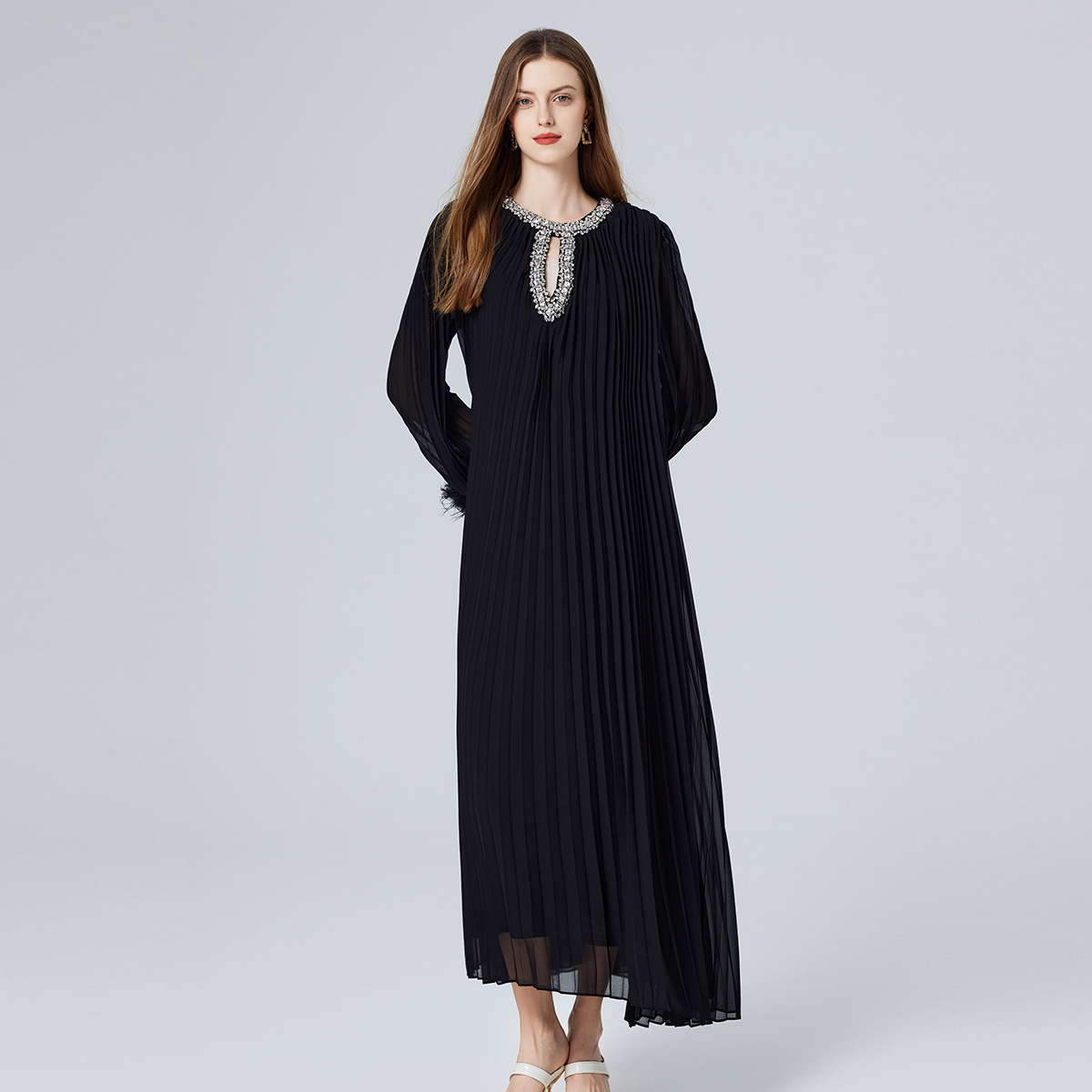 Real shooting of 6-color heavy-duty handmade nail bead ostrich real fur 6-meter swing folding dress with straps and long skirt Real shooting of 6-color heavy-duty handmade nail bead ostrich real fur 6-meter swing folding dress with straps and long skirt