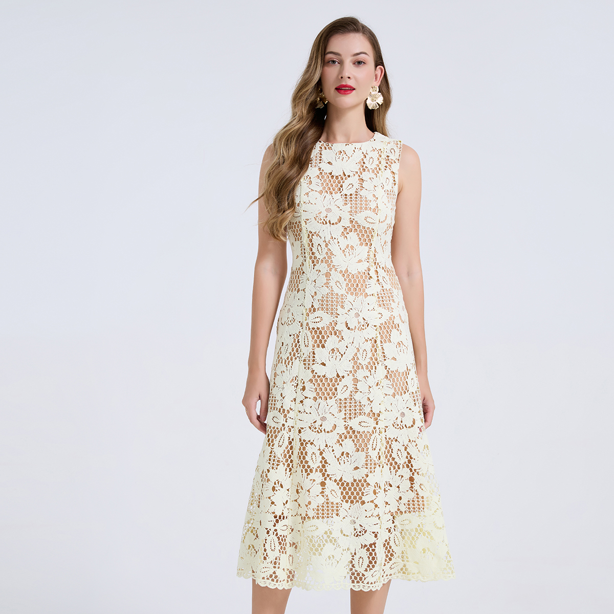 Realistic shooting of simple and elegant round neck slim fit waist cinching three-dimensional water-soluble lace lace lace dress with hip wrap skirt Realistic shooting of simple and elegant round neck slim fit waist cinching three-dimensional water-soluble lace lace lace dress with hip wrap skirt