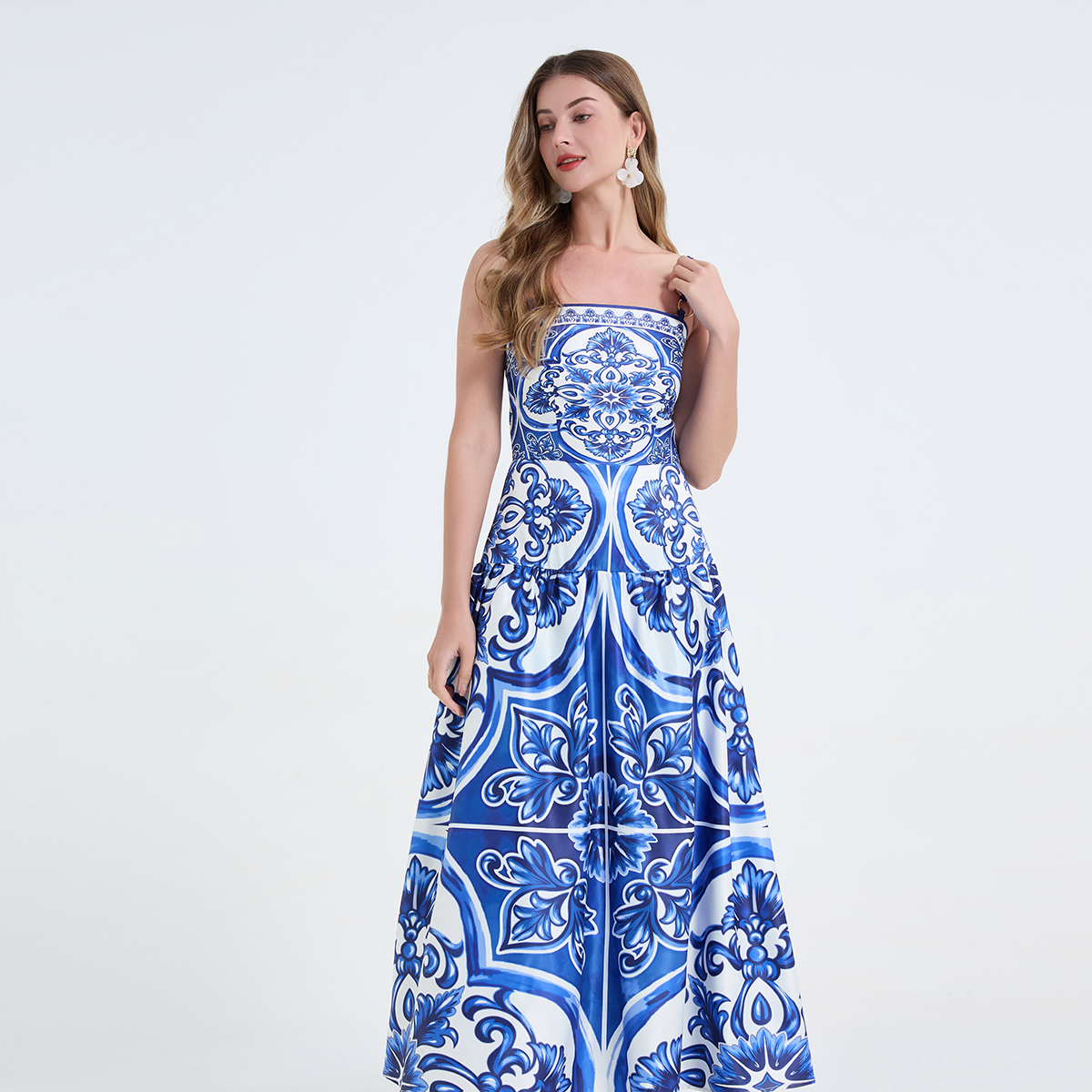 Real shot retro blue and white porcelain positioning printed suspender dress with metal ring buckle shoulder strap, slim fit large swing long skirt Real shot retro blue and white porcelain positioning printed suspender dress with metal ring buckle shoulder strap, slim fit large swing long skirt