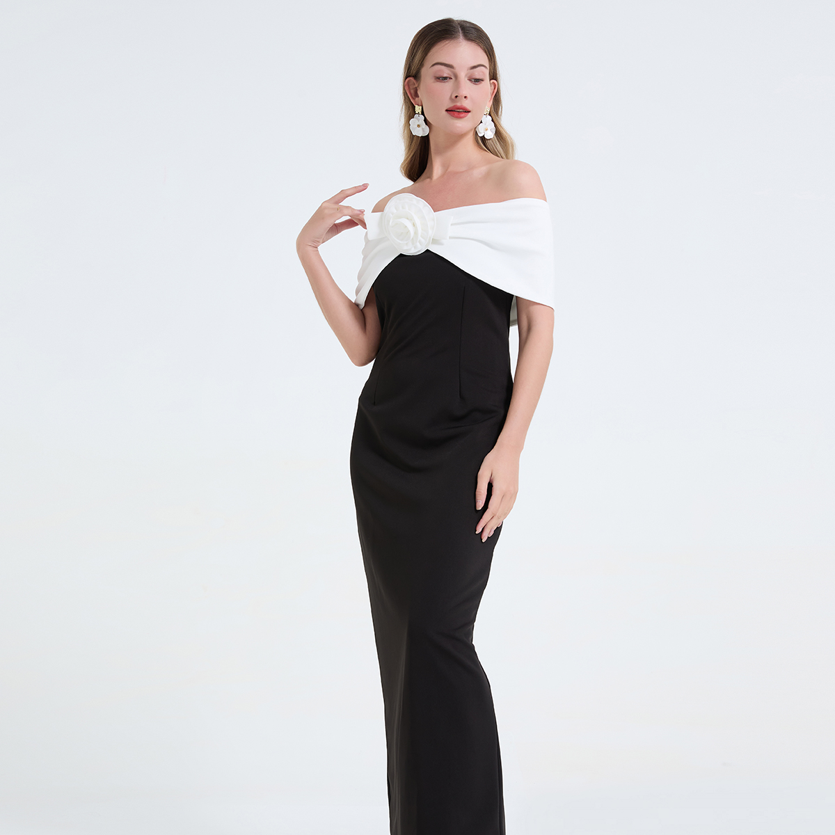 Real shot French black and white contrasting one shoulder three-dimensional floral decoration, exposed shoulder, sexy temperament, hip hugging skirt Real shot French black and white contrasting one shoulder three-dimensional floral decoration, exposed shoulder, sexy temperament, hip hugging skirt