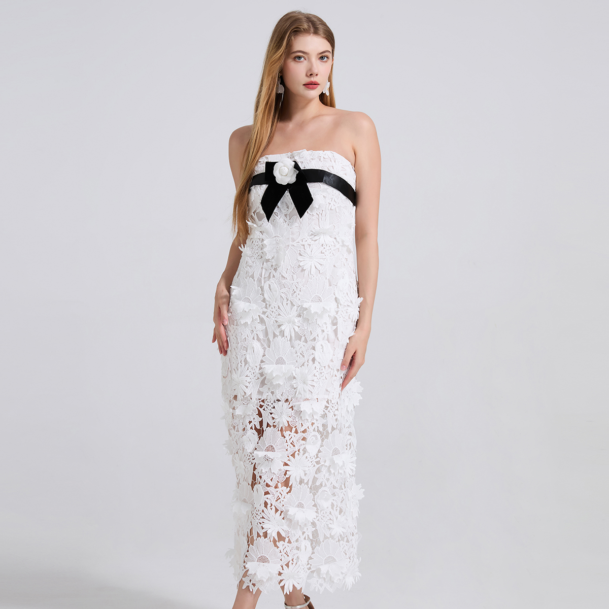 Real time shooting of heavy industry lace three-dimensional flower embroidery strapless camellia dress with black and white contrasting color and hip hugging skirt Real time shooting of heavy industry lace three-dimensional flower embroidery strapless camellia dress with black and white contrasting color and hip hugging skirt