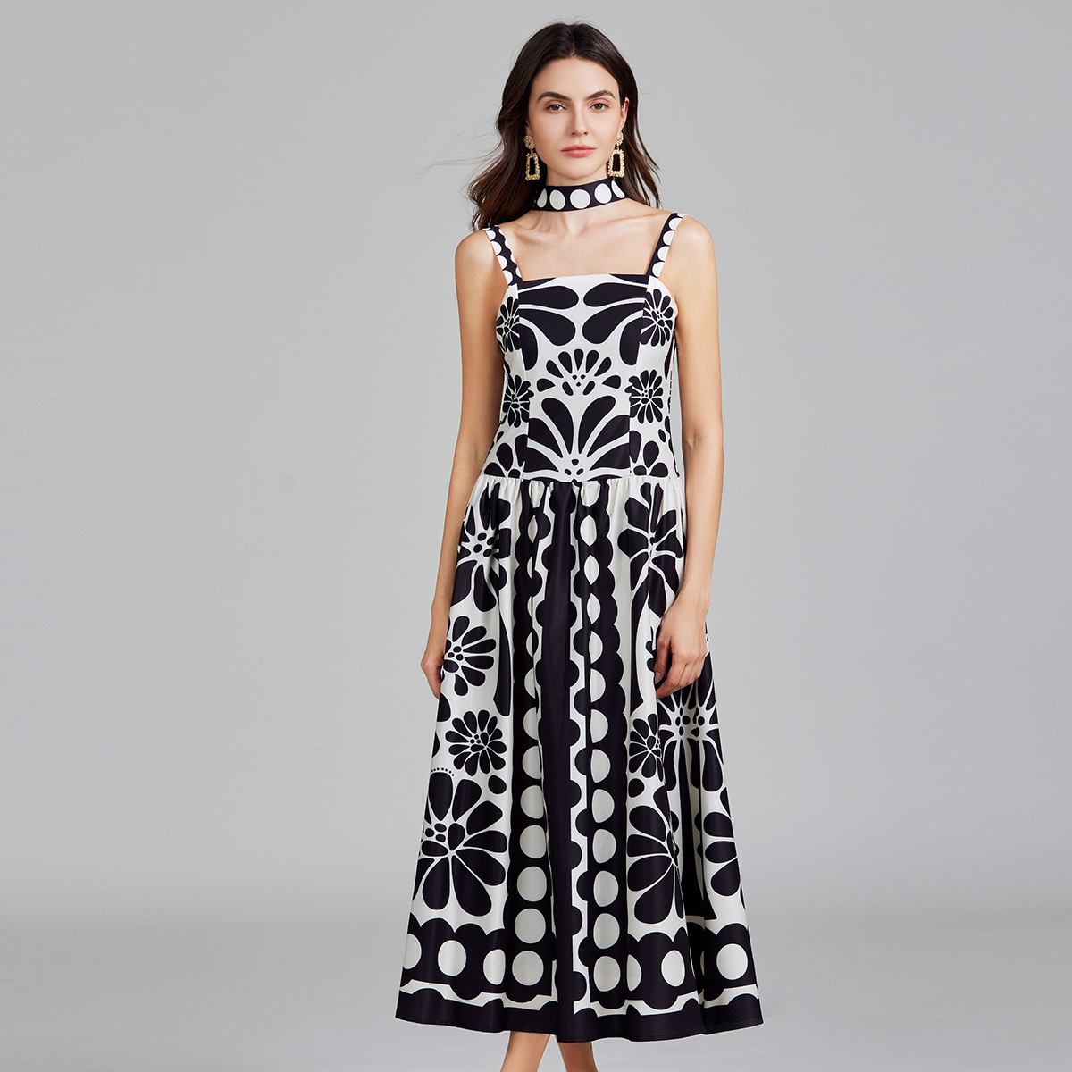 Real shot of European and American high waisted classic polka dot printed suspender long dress with elastic rubber band at the back Real shot of European and American high waisted classic polka dot printed suspender long dress with elastic rubber band at the back