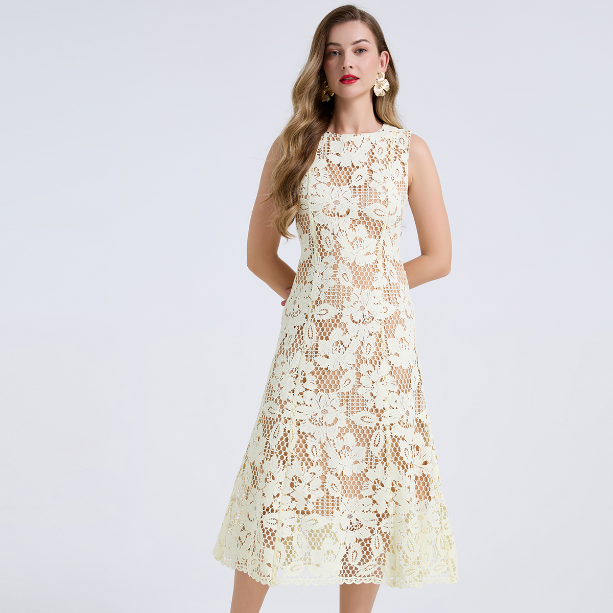 Realistic shooting of simple and elegant round neck slim fit waist cinching three-dimensional water-soluble lace lace lace dress with hip wrap skirt Realistic shooting of simple and elegant round neck slim fit waist cinching three-dimensional water-soluble lace lace lace dress with hip wrap skirt