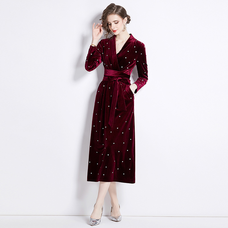 Hot pressed diamond gold velvet dress for winter French retro Hepburn style slimming V-neck base mid length skirt Hot pressed diamond gold velvet dress for winter French retro Hepburn style slimming V-neck base mid length skirt