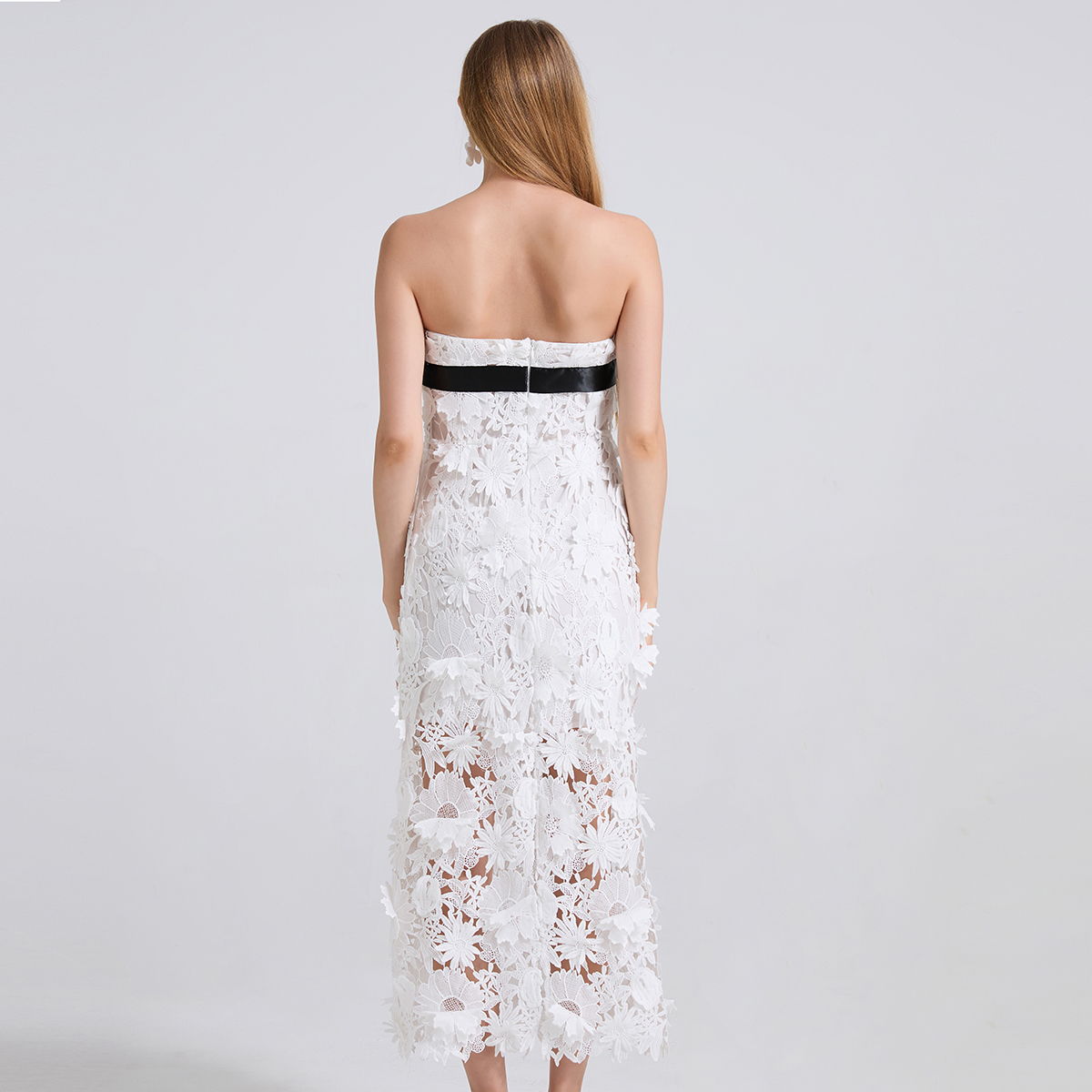 Real time shooting of heavy industry lace three-dimensional flower embroidery strapless camellia dress with black and white contrasting color and hip hugging skirt Real time shooting of heavy industry lace three-dimensional flower embroidery strapless camellia dress with black and white contrasting color and hip hugging skirt