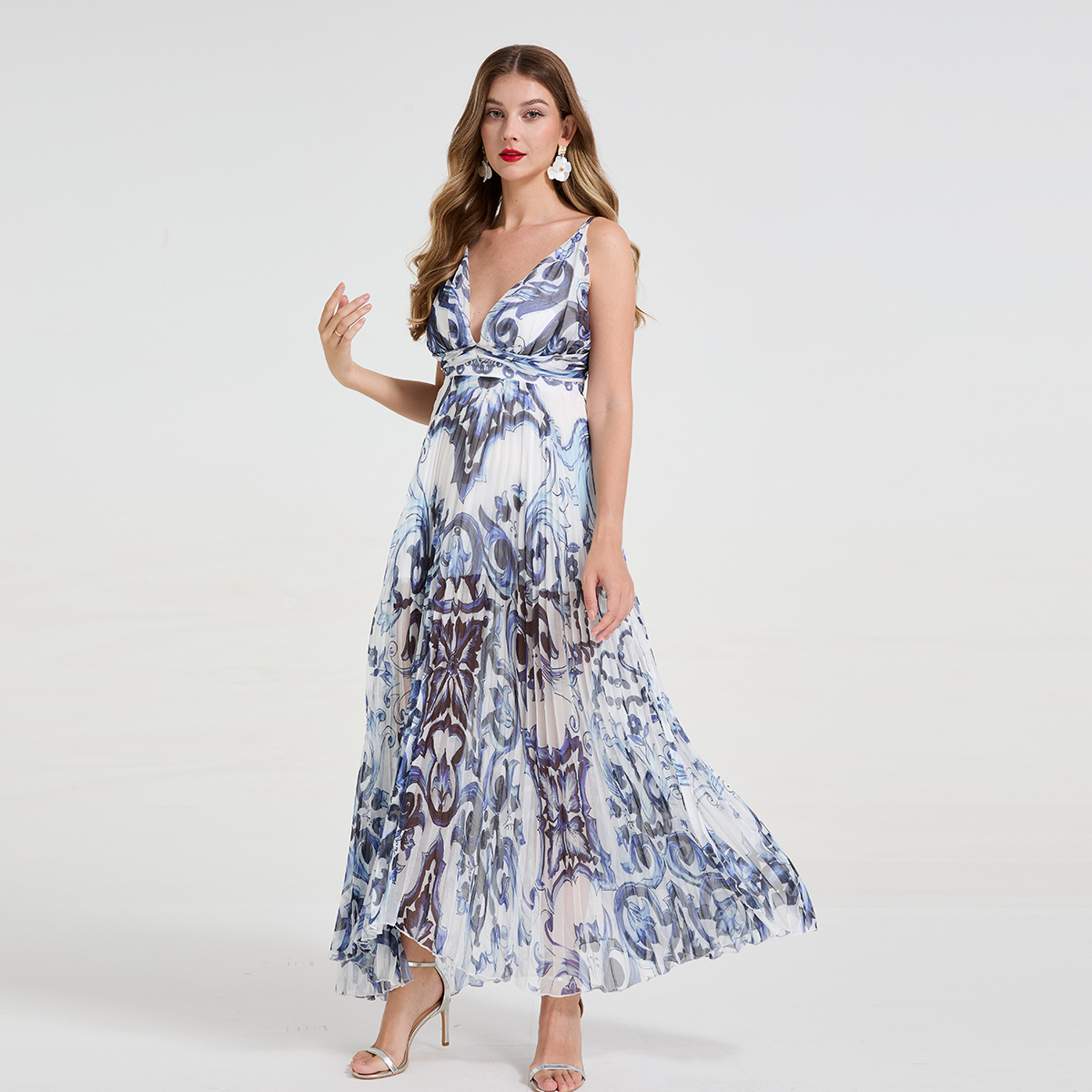 Real shot blue and white porcelain print sexy deep V-strap pleated backless sexy big swing goddess skirt Tencel long skirt Real shot blue and white porcelain print sexy deep V-strap pleated backless sexy big swing goddess skirt Tencel long skirt