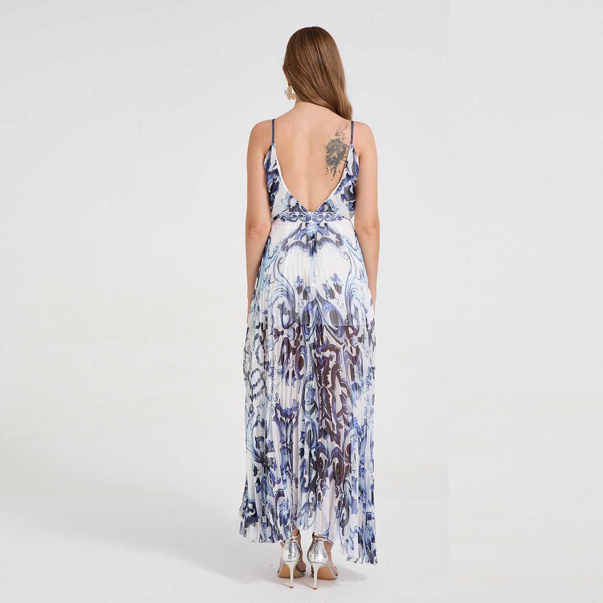 Real shot blue and white porcelain print sexy deep V-strap pleated backless sexy big swing goddess skirt Tencel long skirt Real shot blue and white porcelain print sexy deep V-strap pleated backless sexy big swing goddess skirt Tencel long skirt