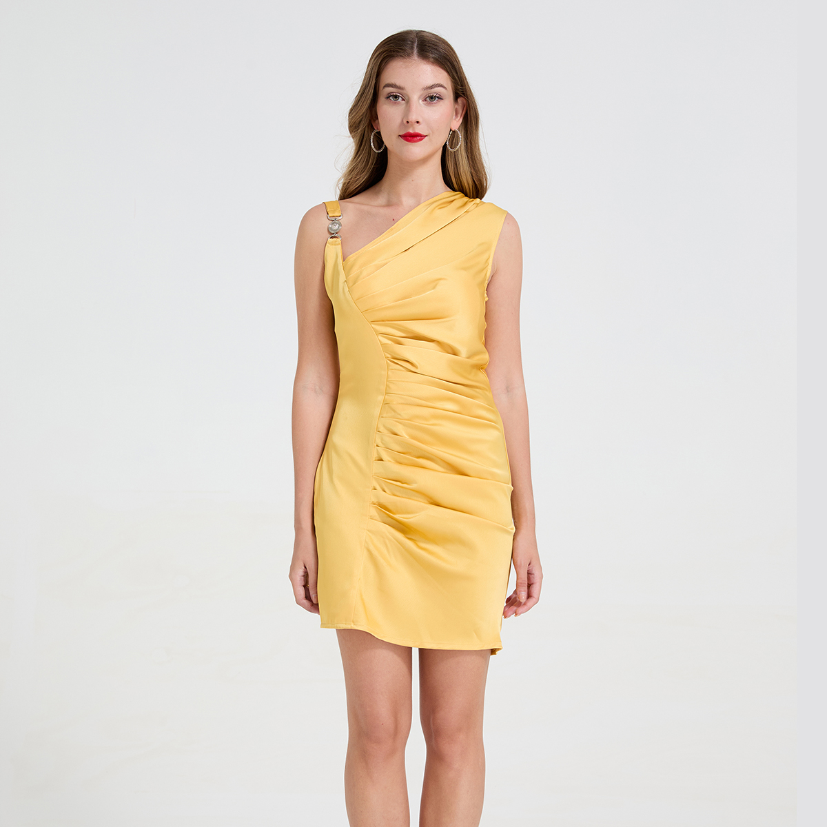 Real shooting of spring and summer new products: satin asymmetric design, cut, hip hugging one-piece skirt, metal buckle pleated skirt Real shooting of spring and summer new products: satin asymmetric design, cut, hip hugging one-piece skirt, metal buckle pleated skirt