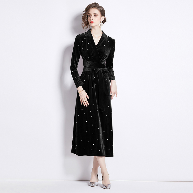Hot pressed diamond gold velvet dress for winter French retro Hepburn style slimming V-neck base mid length skirt Hot pressed diamond gold velvet dress for winter French retro Hepburn style slimming V-neck base mid length skirt