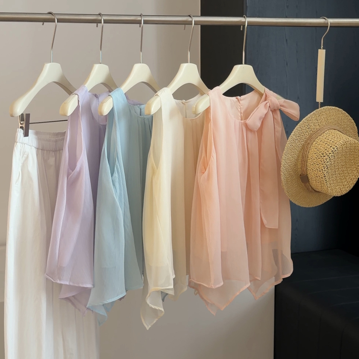 Butterfly bow ribbon sleeveless chiffon shirt for women's summer new style, gentle, sweet, age reducing and slimming, pullover round neck top