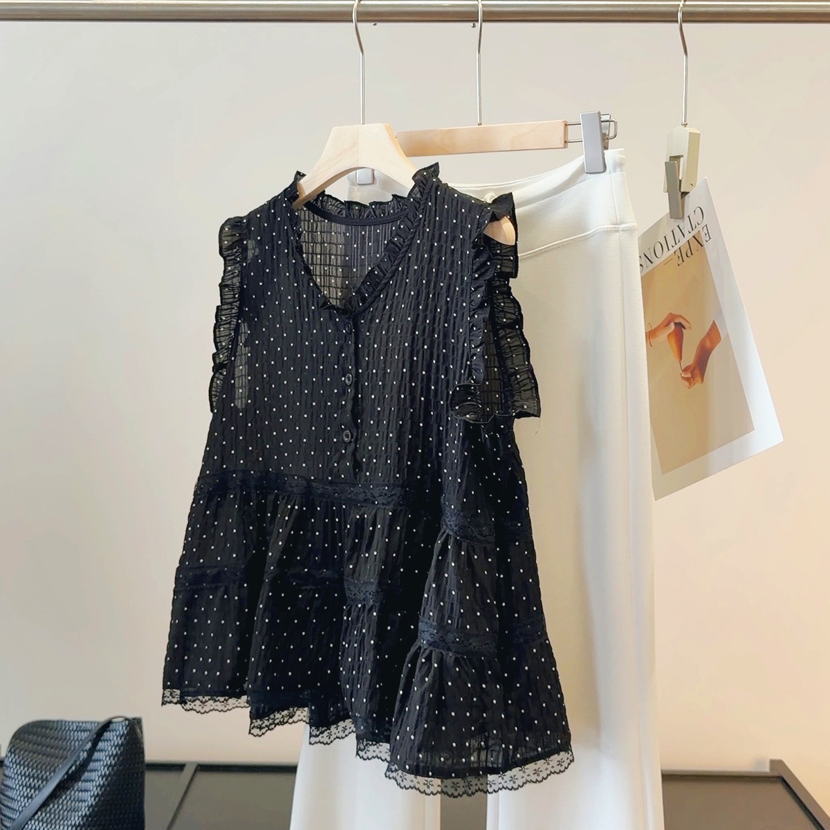 Black polka dot fungus lace sleeveless shirt for women's summer new style, slimming and versatile temperament, V-neck exquisite small shirt top